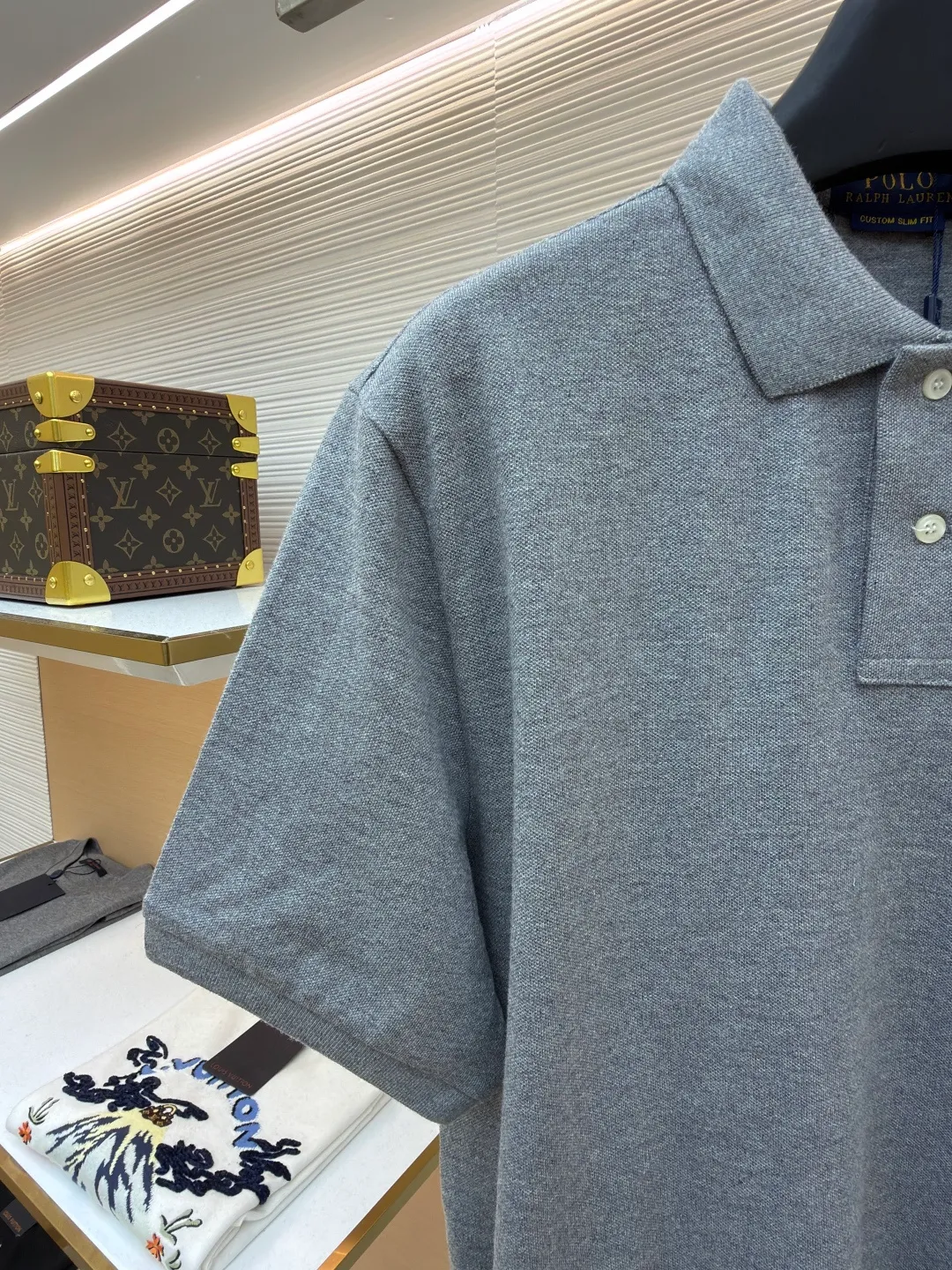 Ralph Lauren embroidered logo Polo shirt ●Original version: Purchased and developed for 1290 ●Item number: 1682566-A15 ●Material: piqué cotton fabric ●Technology: embroidery production ●Color: gray ●Version: Fitted version ●Weight: about 280 grams ●Size: S-M-L-XL ●Description: Customized piqué cotton sateen, compact and delicate, comfortable and skin-friendly, elegantly presented with a touch of deep black The iconic white pony embroidery is like a smart musical note dancing on the black canvas. It is simple but highly recognizable. It is a versatile artifact in the wardrobe. It has a very simple shape and contains the soul of fashion. It adopts imported machine embroidery technology. It uses advanced computer control systems and precision mechanical parts to realize the iconic pony embroidery operation with high precision. The lines are smooth and delicate, and the fabrics have been washed. It has a better hand feel and texture. It is not easy to deform, not easy to shrink, not easy to fade, and maintains long-term beauty. The overall wiring is straight and delicate, the fabric is comfortable and soft, and the color is consistent without color difference. It can be matched with the same style to create a fashionable look and control various occasions. Customized accessories, complete with three standards, same style for men and women!